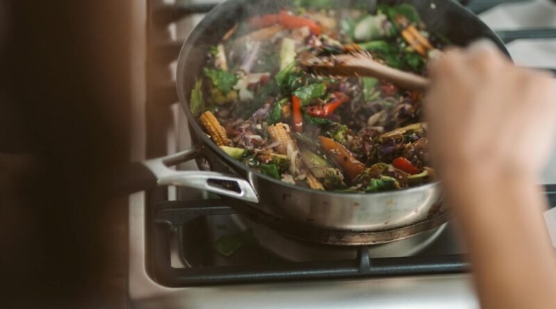 Vakarykštis maistas ant lėkštės, šildomas garuose, išlaikantis sultingumą ir skonį.