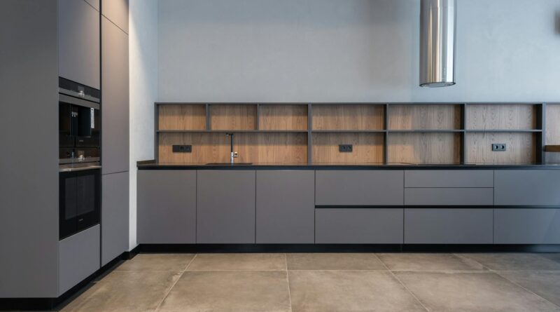 Įstrižas plytelių raštas moderniame interjere